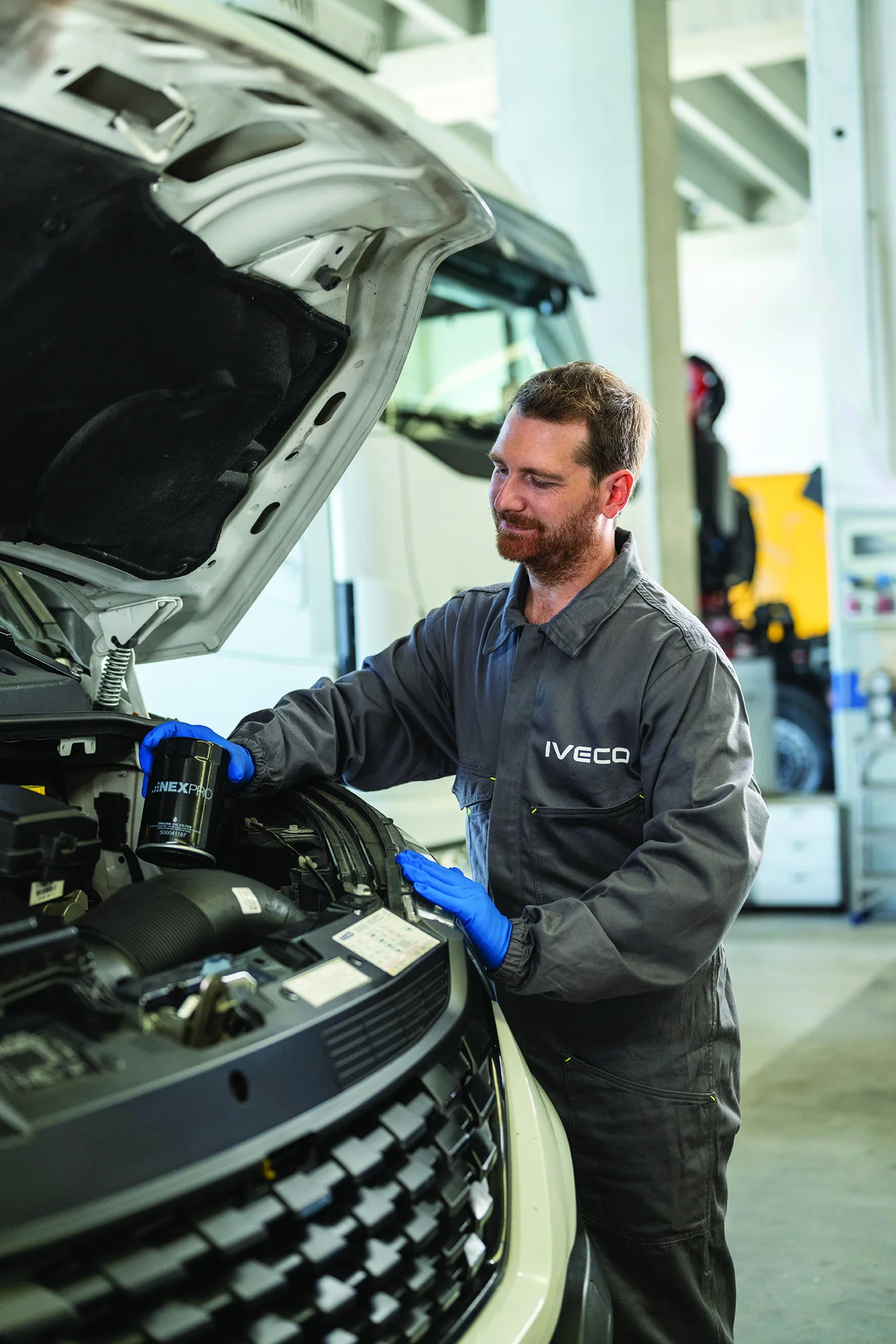 Mecanic auto pregatind schimbul de filtru si ulei la compartimentul motor IVECO - Service SETS Constanta