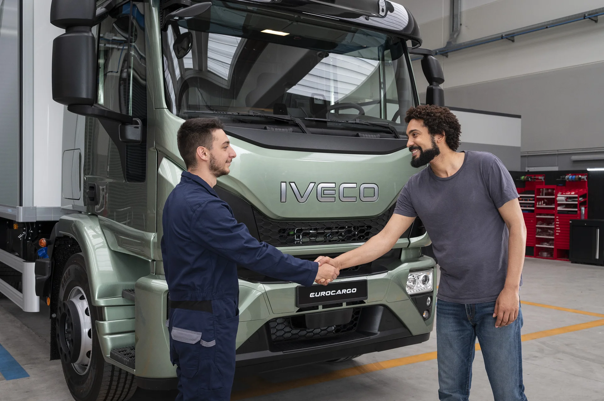 Mecanic si client dand mana in fata unui camion IVECO Eurocargo - Service autorizat SETS Constanta